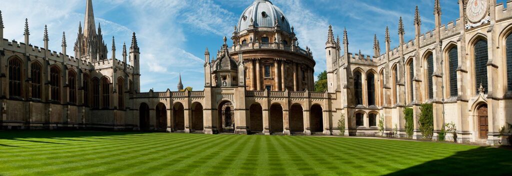İngiltere, Oxford/Cambridge Akademik yaz okulu programı, dünyaca ünlü Cambridge Üniversitesi’nin Magdalena College kampüsü veya Oxford Üniversitesi Brasenose College kampüsünde sunulmaktadır. Öğrenciler maksimum 6 kişilik sınıflarda, donanımlı eğitmenler tarafından verilen, akademik olarak üniversite seviyesinde nitelendirilen 2 farklı ders alırlar.