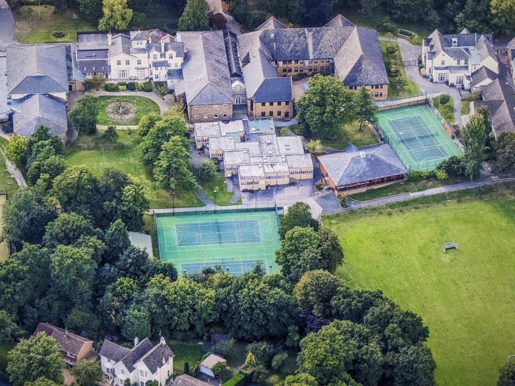 Burgess Hill, İngiltere'nin Batı Sussex bölgesinde, South Downs Ulusal Parkı'nın kıyısında yer alan gelişmiş bir pazar kasabasıdır. Brighton'a 16 km, Londra'ya ise 63 km uzaklıkta olup, Burgess Hill ve Wivelsfield tren istasyonlarıyla her iki merkeze de doğrudan ulaşım kolaylığı sağlar.
Ekonomik olarak, yüksek teknoloji ve ilaç firmalarına ev sahipliği yapan Victoria İş Parkı sayesinde bölgenin önemli bir istihdam merkezidir. Son yıllarda yeşil yaşam odaklı altyapı yatırımları ve konut projeleriyle büyümesini sürdürmektedir.
Kasaba merkezindeki ana istasyona yürüme mesafesinde bulunan eğitim kampüsü, modern spor tesisleri, sanat atölyeleri ve geniş yeşil alanlarıyla donatılmıştır.
Bede's Trust çatısı altında yer alan bu kampüs, 4-18 yaş arası öğrencilere hem gündüzlü hem de yatılı eğitim imkanları sunmaktadır. Aynı zamanda dönem aralarında yerel çocuklara yönelik yaratıcı etkinlikler ve spor programları düzenleyen Bede's Holiday Club kamplarının ana merkezi olarak hizmet vermektedir.