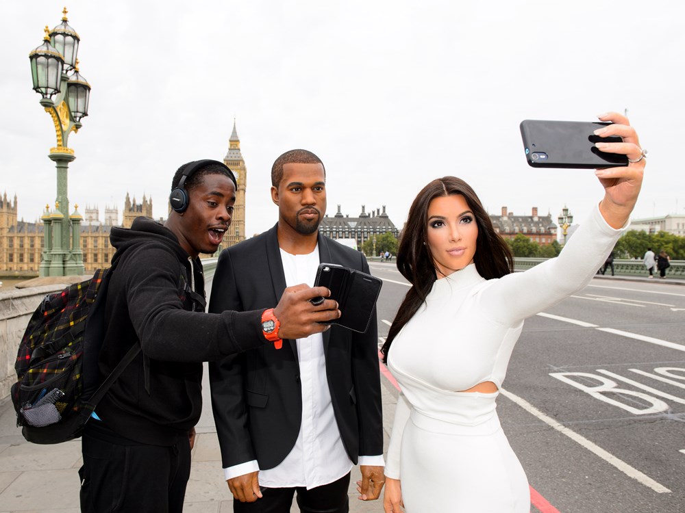 2013 yılında Oxford sözlüğü tarafından yılın kelimesi seçilen ‘selfie’, 2000’li yılların trendi olarak hayatımıza girdi ve artık vazgeçilmez oldu. Instagram verilerine bakılırsa günde 55 milyondan fazla selfie paylaşılıyor. Londra ise dünya üzerinde en çok selfie çekilen yerlerden biri. İşte size Londra’da; önünde, arkasında, içinde, yanında fotoğraf çekilmeniz gereken yerlerin listesi. Size kimse ‘Oraya kadar gidip, şurada fotoğraf çektirmedin mi?’ diyemesin.