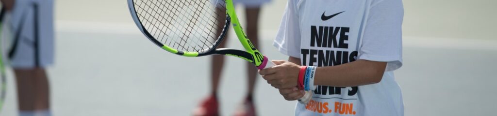 Nike Tenis Kampı; İngiltere, Londra’ya 1 saat uzaklıkta yer alan Lancing College kampüsünde sunulur. İngiltere’nin en iyi özel okullarından biri olarak anılan Lancing College, okyanus ve Brighton şehir manzarası ile cazip bir konumdadır. Ayrıca, 6 çimen ve 22 sert zeminli kort ile eşsiz tenis olanaklarına sahiptir.