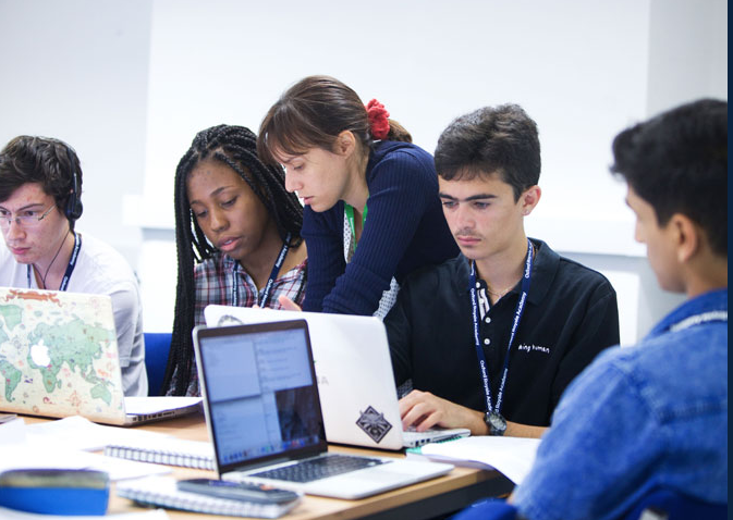Oxford Royale Academy'nin13-15 yaş arası öğrenciler için tasarladığı iOS Uygulama ve Geliştirme Dünyasına Giriş adlı eğitim programında, öğrenciler mobil yazılım uygulaması geliştirme dünyası ile tanışır ve yeni ve güçlü bir dil olan Swift programlama hakkında temel bilgileri öğrenirler. Eğitim programı bitiminde öğrenciler kendi iOS uygulamalarını nasıl tasarlayacaklarını, oluşturacaklarını ve yayınlayacaklarını öğrenirler.