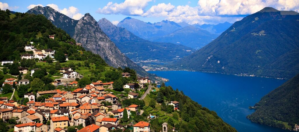 İsviçre'deki TASIS Amerikan Okulu, Lugano'ya kısa bir sürüş mesafesindeki Montagnola'nın yamacında yer alır. Lugano, geniş meydanları, sokakları, moda butikleri ve yerel mağazaları ile ünlü, tarihi cazibesi olan kozmopolit bir şehirdir. Okul, Lugano Gölü ve çevresindeki dağların etkileyici manzarasına sahiptir. İsviçre’de sunulan eğitim programı, öğrencilere dünyanın dört bir yanından gelen arkadaşlarıyla birlikte İtalyanca öğrenme fırsatı sunar.