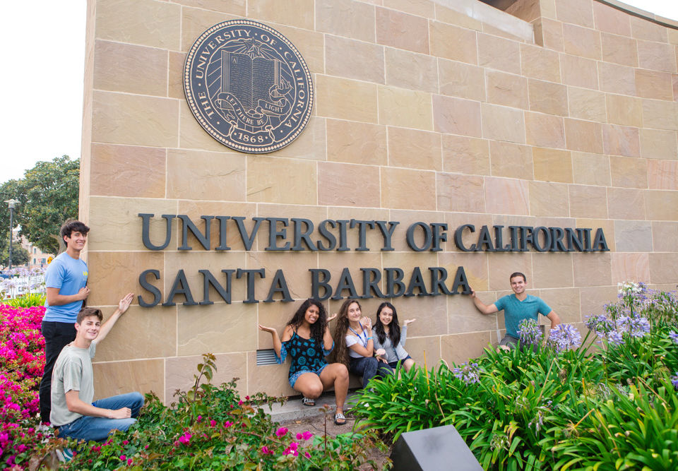 UC Santa Barbara (UCSB), uluslararası eğitim ve araştırmaları ile tanınan bir öğrenim merkezidir. Devlet üniversiteleri arasında Amerika’da 11’inci sıradadır. Summer Discovery ve UCSB 15 yıldır lise öğrencileri için unutulmaz yaz deneyimleri sunar. UCSB kampüsünde dinamik bir öğrenci topluluğu ile birlikte yaşayan öğrenciler, muhteşem Pasifik Okyanusu'na bakan Santa Cruz Residence Hall'da konaklarlar.