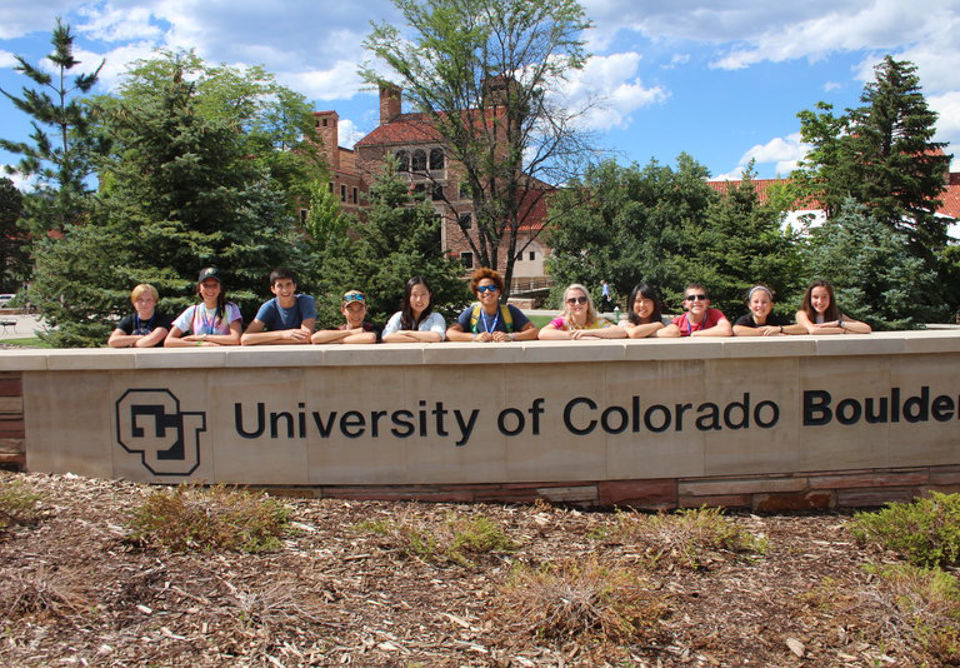 Colorado Boulder Üniversitesi (CU-Boulder), ülkenin en görkemli üniversite kampüslerinden biri üzerine kurulmuş dinamik bir akademik ve sosyal topluluktur. Amerika’da 'public Ivy' olarak kabul edilen üniversite 2 devlet başkanı, 2 yargıtay üyesi, 11 Nobel ödülü sahibi ve 18 astronot mezun etmiştir. Summer Discovery ve CU-Boulder işbirliği ile yürütülen program, öğrencilerin liseden üniversiteye geçiş için hazırlanmalarına yardımcı olur.