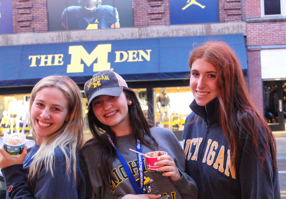 Michigan Üniversitesi, Amerika'nın en iyi üniversitelerinden biri olarak sıralanır ve spor takımları ve canlı okul ruhu ile bilinir. Üniversite kasabası Ann Arbor'da yer alan üniversite ‘Public Ivy’ olarak değerlendirilir. Summer Discovery, Michigan Üniversitesi ile 27 yıl boyunca işbirliği yapmış ve lise öğrencilerine yaz deneyimleri sağlamıştır.