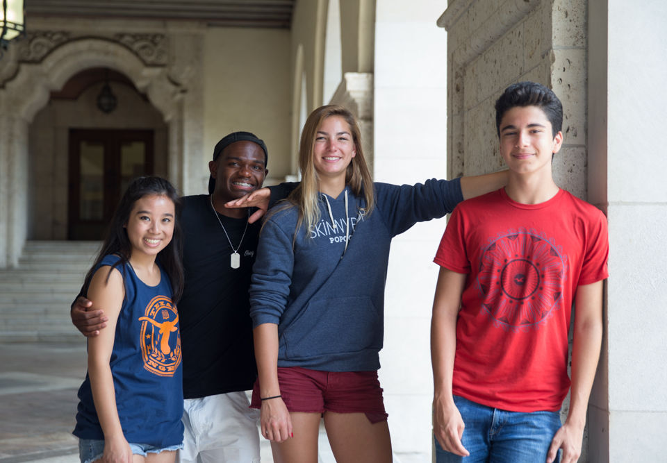 Eşsiz ve çok sevilen bir şehir olan Austin, BBQ’nun doğduğu yer olarak bilinir ve müzik konusunda oldukça iddialıdır. 50.000'den fazla öğrencisiyle Austin'deki Texas Üniversitesi (UT Austin), Amerika Birleşik Devletleri'ndeki devlet üniversiteleri arasında 16’ıncı sırada yer alır. UT Austin, dünyadaki en iyi araştırma kurumlarından biridir. 51 yıldır, binlerce lise öğrencisine inanılmaz yaz deneyimleri sağlayan Summer Discovery, öğrencilerin liseden üniversiteye geçiş döneminde hazırlanmalarına yardımcı olur.