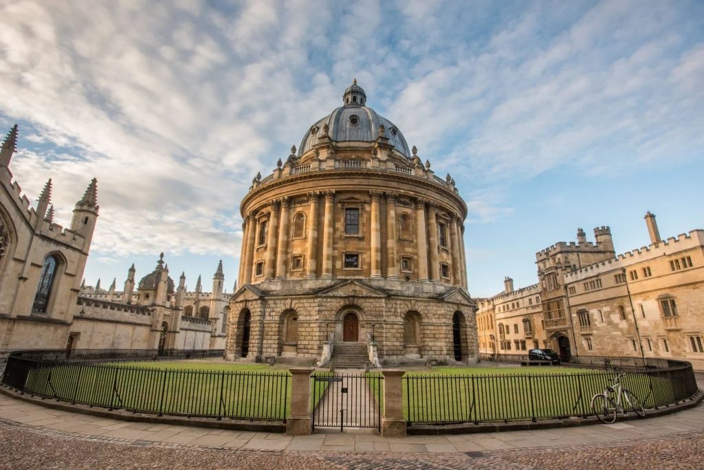 Öğrenciler, Oxford Summer Courses kapsamında Oxford’da düzenlenen ve akademik gelişimin yanı sıra sosyal ve kişisel gelişimi de destekleyen bir yaz okulu programına katılacaktır. Dersler, Oxford eğitmenleri tarafından küçük gruplar hâlinde gerçekleştirilecek ve öğrencilerin derslere aktif olarak katılmaları teşvik edilecektir. Böylece öğrenciler, farklı konular üzerinde fikirlerini paylaşma, soru sorma ve eleştirel düşünme becerilerini geliştirme fırsatı bulacaktır.